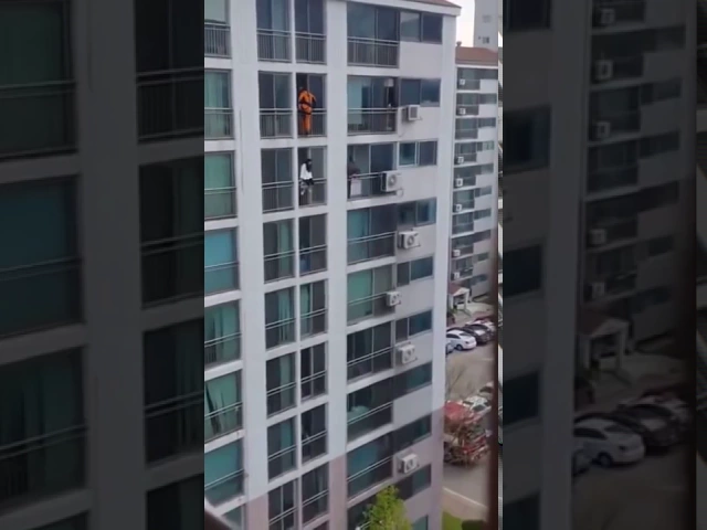 一名正妹坐在窗台外欲輕生,却被消防員一腳踹回屋里去 。。!